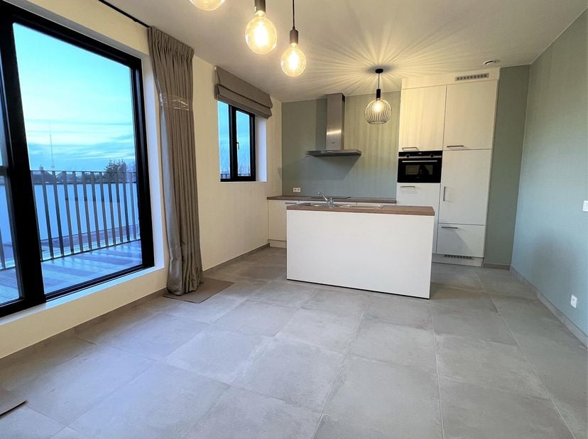 Dit leuk energiezuinig 2 slaapkamer appartement bevindt zich in een kleine residentie nabij de Markt van Gavere. Alle voorzieningen zijn aanwezig op l