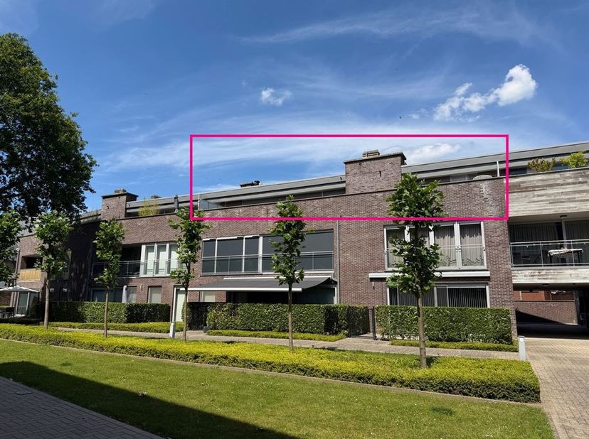 Instapklaar penthouse met terras aan voor- en achterzijde, met ondergrondse parking en kelderberging, vlakbij het centrum van Bree<br />
<br />
Troe