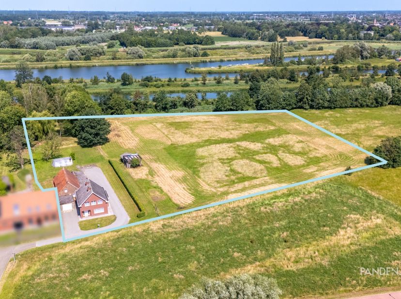 Achterin een rustige, doodlopende straat bevindt zich deze woning op een werkelijk uniek perceel van maar liefst 16.135 m², volledig gelegen in agrari