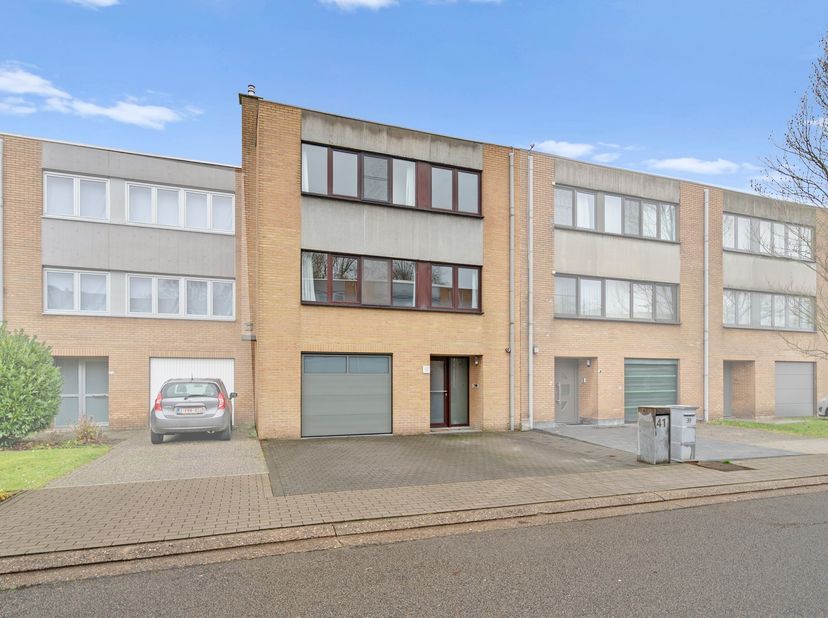 Deze instapklare woning heeft enorm veel troeven waardoor het de ideale gezinswoning is. De indeling van de woning is als volgt: inkomhal met gastento