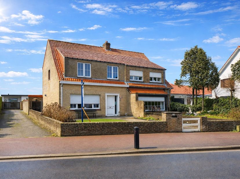 Halfopen woning met 3 ruime slaapkamers, een zonnige tuin en een garage centraal gelegen op korte afstand van het commerciële centrum van Knokke. Acht