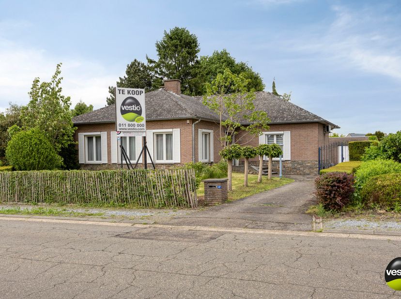 Gelijkvloerse gezinswoning gelegen te Bilzen, Spurkerweg 47.<br />
<br />
Deze tijdloze bungalowwoning bevindt zich op wandelafstand van het centrum v