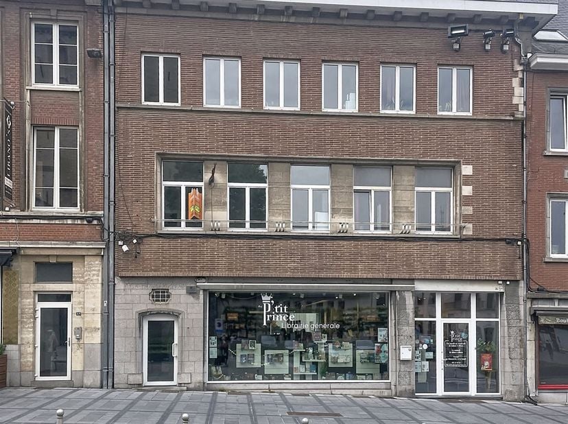 Het appartement ligt op de 2e verdieping van een klein gebouw met vrijwel geen gemeenschappelijke kosten, met uitzicht op de  Grote Markt, tegenover d