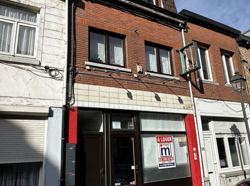 En plein centre d'Enghien, surface commerciale de +/-80m² avec une cuisine de +/-35m² et wc séparé hommes/femmes. Anciennement pizzeria, libre de suit