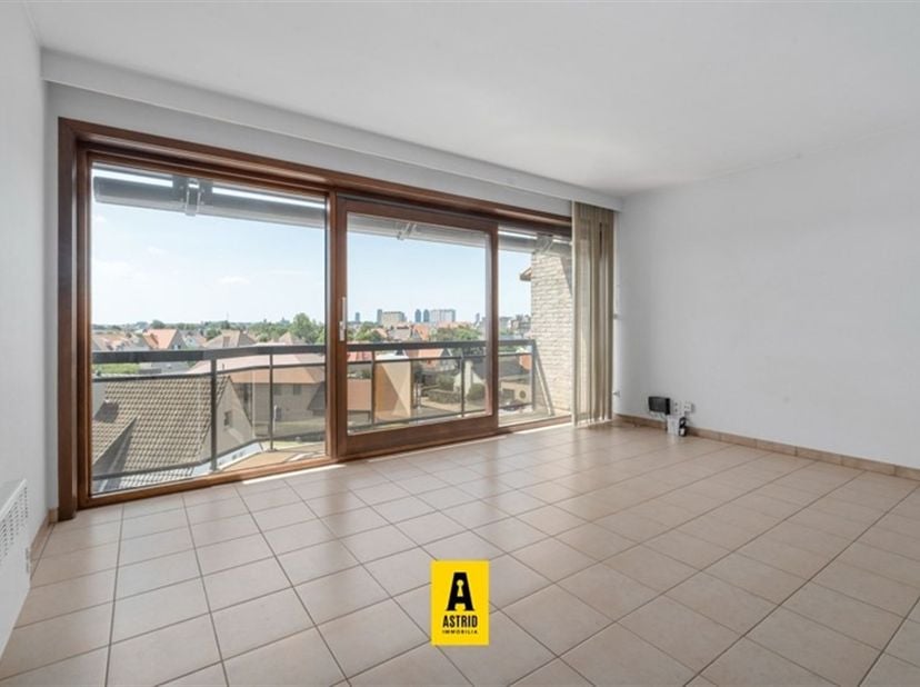 Ruim en zonnig appartement gelegen in een rustige straat vlak aan zee en op wandelstand van de winkels en het openbaar vervoer. Verzorgde en rustige r