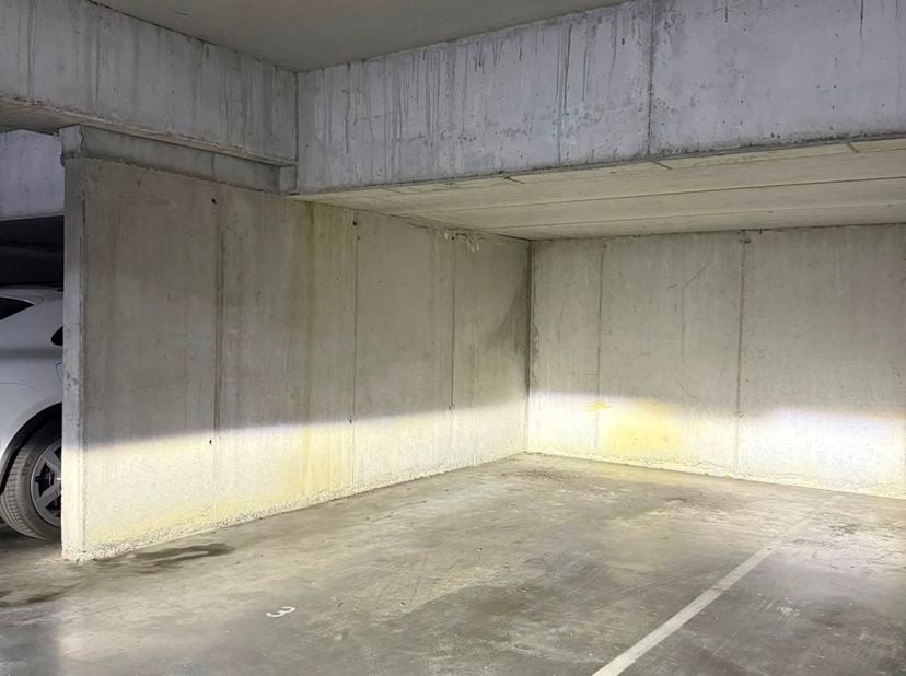 Veilige en vlot bereikbare autostaanplaats te huur in een afgesloten ondergrondse garage aan de Noendries 63, 9000 Gent.<br />
Afmetingen: 5 m x 3 m<b