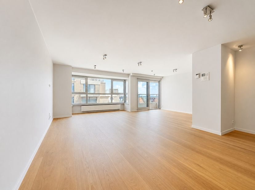 Instapklare penthouse met zijdelings zeezicht, rustig gelegen in een zijstraat van de Zeedijk en de winkelstraat van Nieuwpoort-Bad. Dankzij deze topl