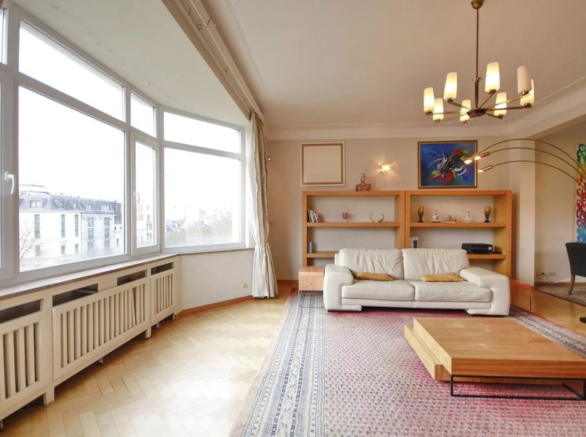Inkomhal, ruime en lichtrijke leefruimte met open haard, volledig ingerichte keuken, nachthal, dressing, 3 slaapkamers van respectievelijk ± 20m², ± 1