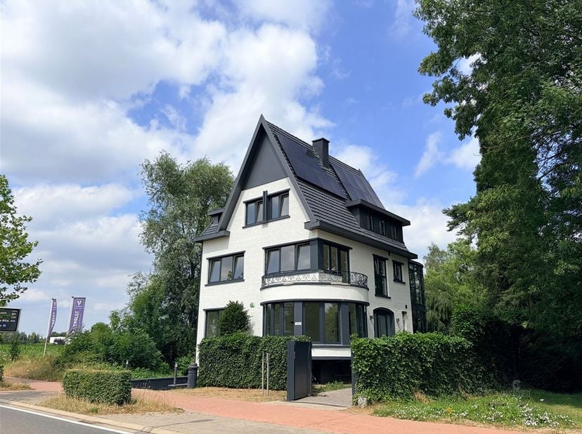 Karaktervolle villa, instapklaar met inpandige garage en tuin