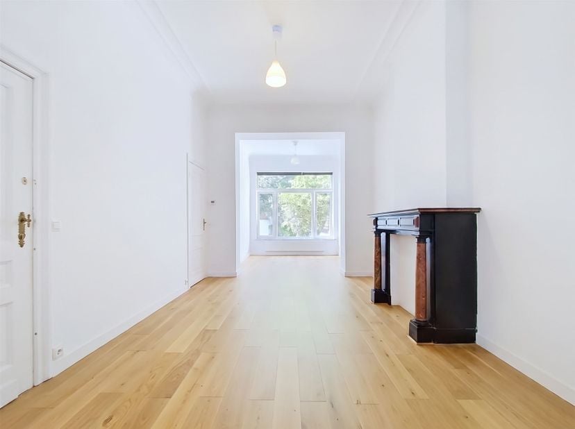 Situation: Découvrez cet appartement duplex rez + sous-sol de 120 m² situé dans le quartier prisé d'Ixelles,  proche de la Place Brugmann et de l'aven