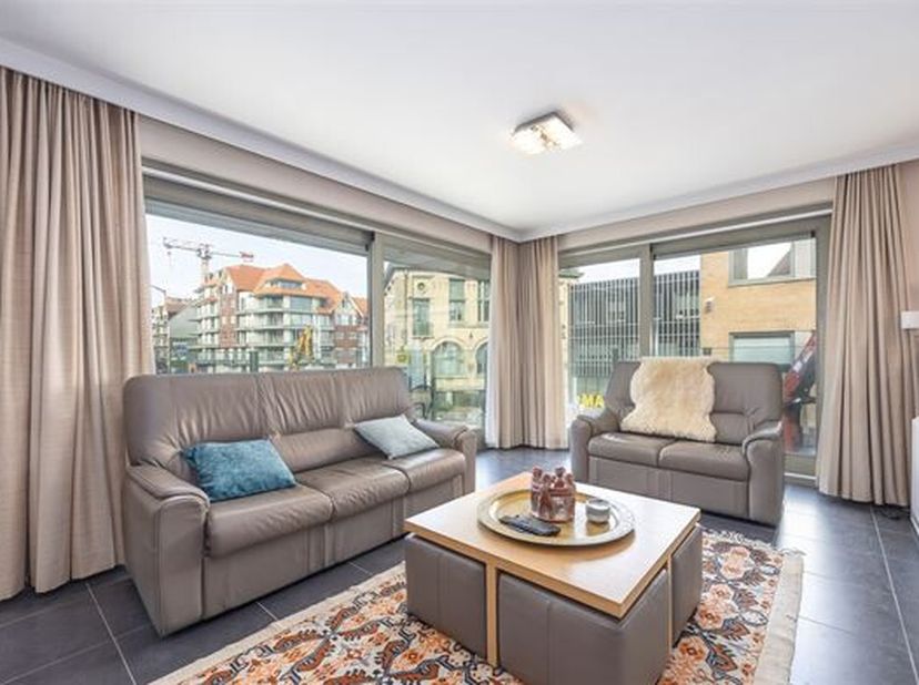 Lichtrijk hoekappartement met twee slaapkamers vlakbij het gemeentehuis van Middelkerke. Dit  appartement op de eerste verdieping heeft rondom zonnete