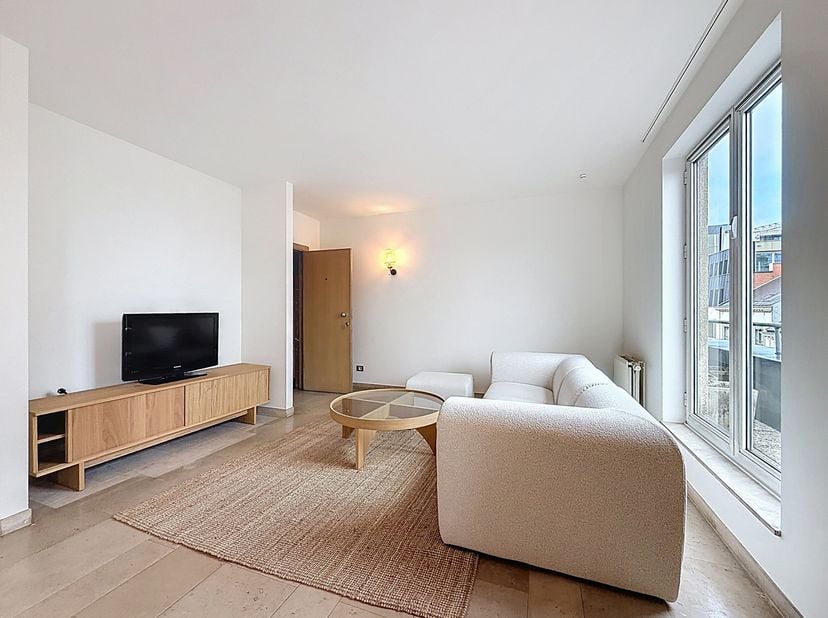 Appartement meublé de 87 m² situé au centre du quartier européen. Il comprend un hall d'entrée, des toilettes séparées, une salle de bain, un salon av