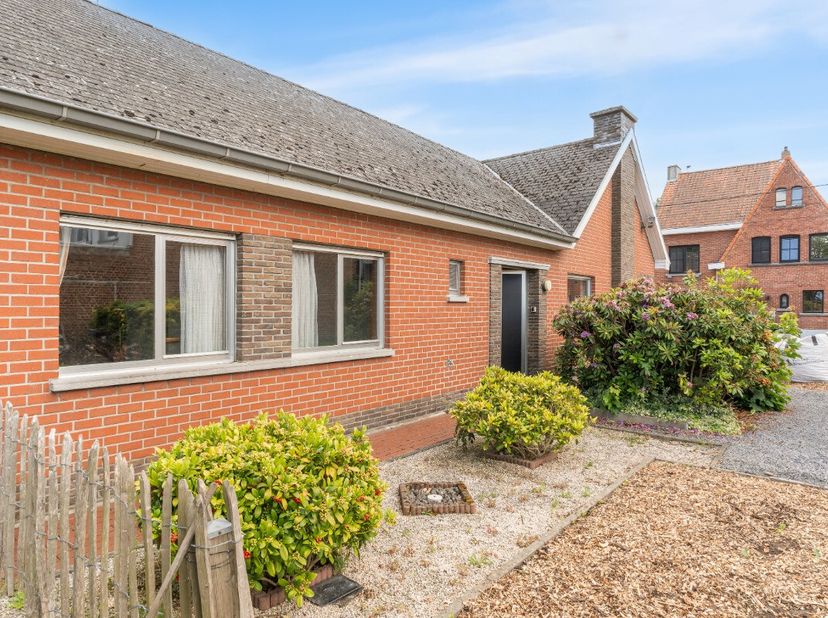 [[ DIT PAND NEEMT DEEL AAN DE ERA OPEN HUIZEN DAG OP 19/9 VAN 9:30 TOT 10:30 ]] Deze instapklare en verrassend ruime gelijkvloerse woning ligt in het