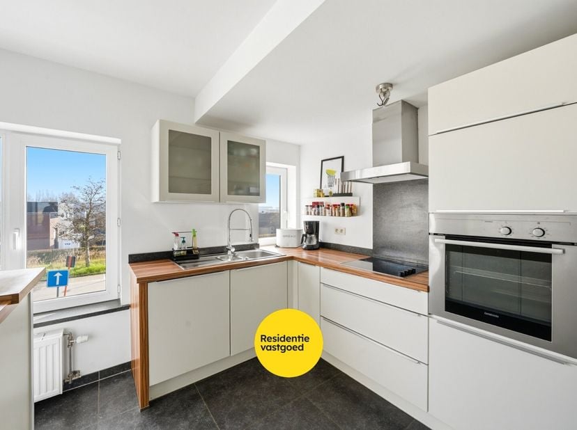 Ontdek deze ruime en lichtrijke woning gelegen langs de vaart in Oudenburg. Met een bewoonbare oppervlakte van ca. 145 m², recente renovaties en een g