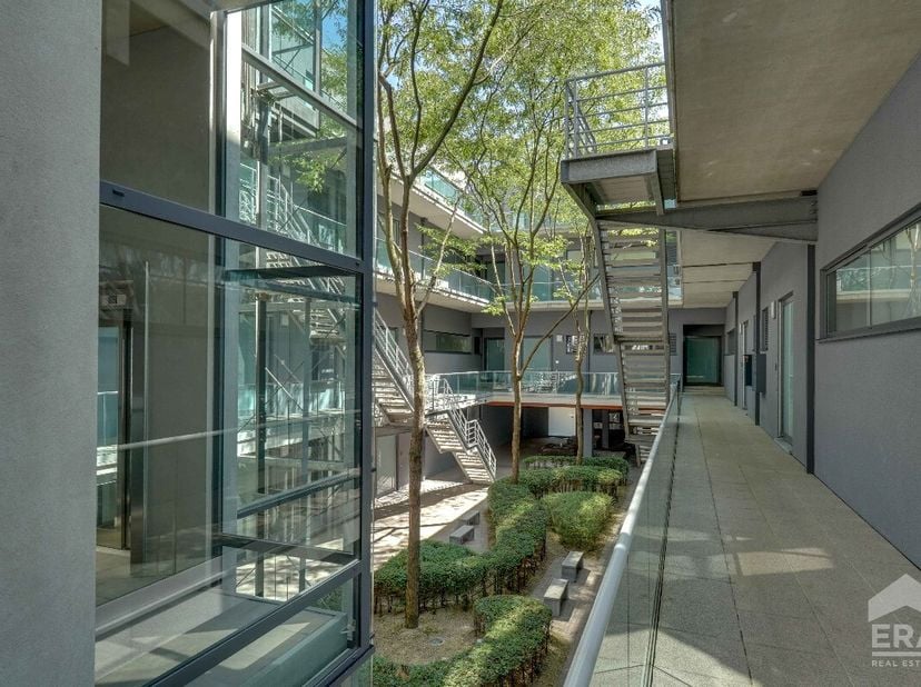 Deze karaktervolle loft in de Blue Lofts combineert een unieke loftstijl met royale ruimtes en een uitstekende ligging vlak bij het centrum van Hassel