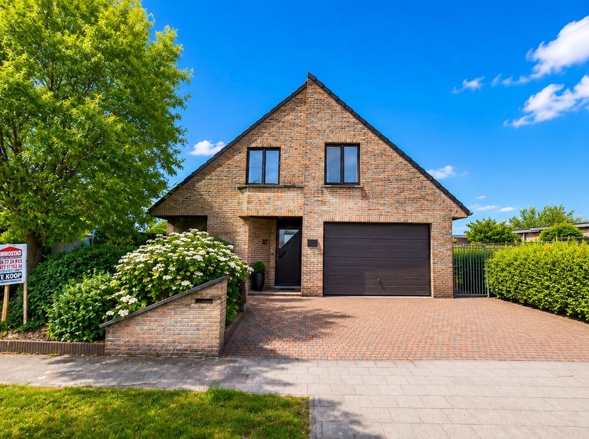 Deze veelzijdige gezinswoning te Ingelmunster combineert ruimte, comfort en een rustige ligging nabij de vaart. Dankzij de aanwezigheid van twee prakt