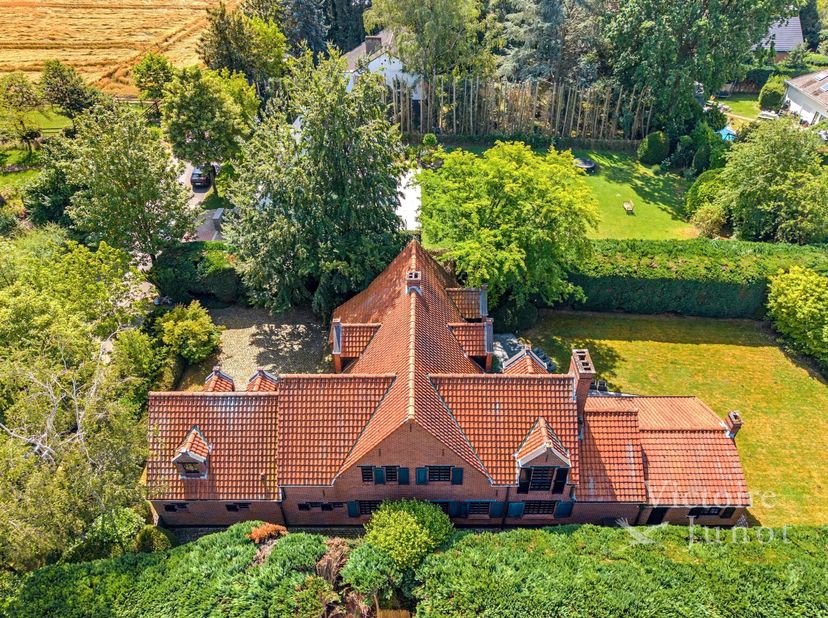 Deze prachtige woning in Sterrebeek biedt u 372 m² wooncomfort op een uniek perceel met een schitterend aangelegde tuin. Met vier ruime slaapkamers en