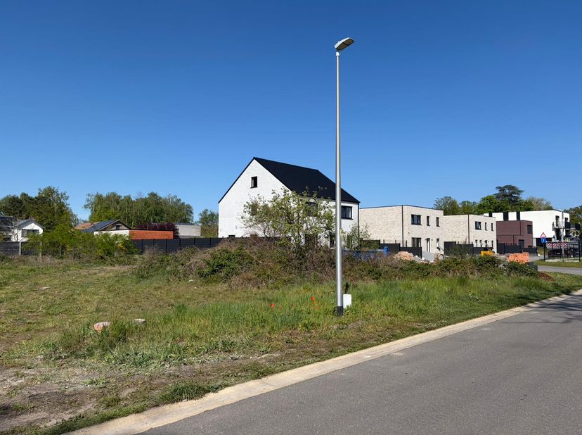 Dans un lotissement récent et calme, situé dans un quartier résidentiel paisible, vous trouverez ce terrain à bâtir rectangulaire destiné à une constr