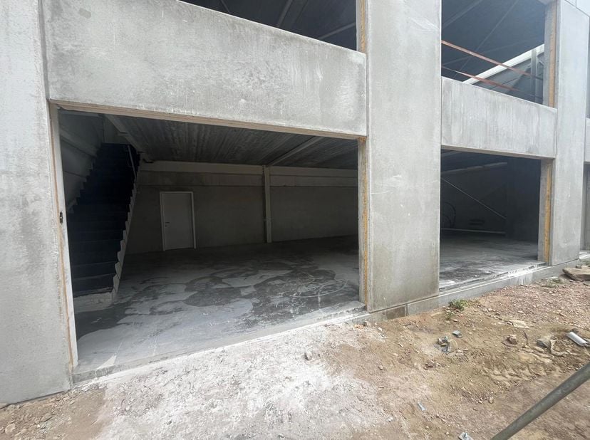Wommelgem modern magazijn van 720m² met kantoren verdeeld over 2 verdiepingen van 225m² in de industriezone van Wommelgem.<br />
Modern magazijn met h
