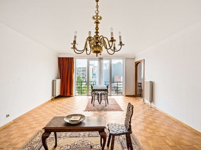 Ruim 2-slaapkamerappartement met balkon en garage in Mol<br />
Locatie: Het appartement is gelegen aan de Edmond Van Hoofstraat 5 in Mol, op een centr