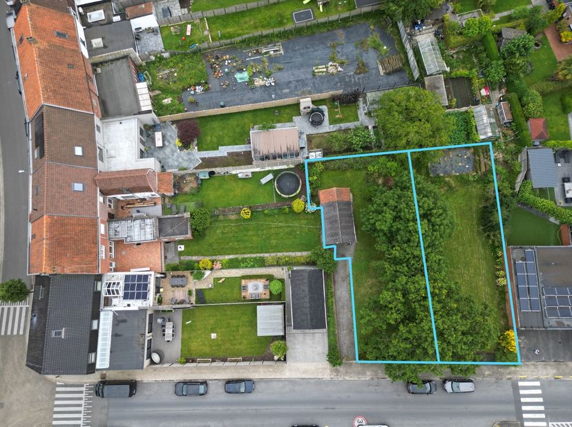 Projectgrond voor 2 halfopen bebouwing op een totaal perceel van 868 m² (420 m² + 448 m²) met Zuidwestelijke oriëntatie en vlakbij een Gemeentelijke B