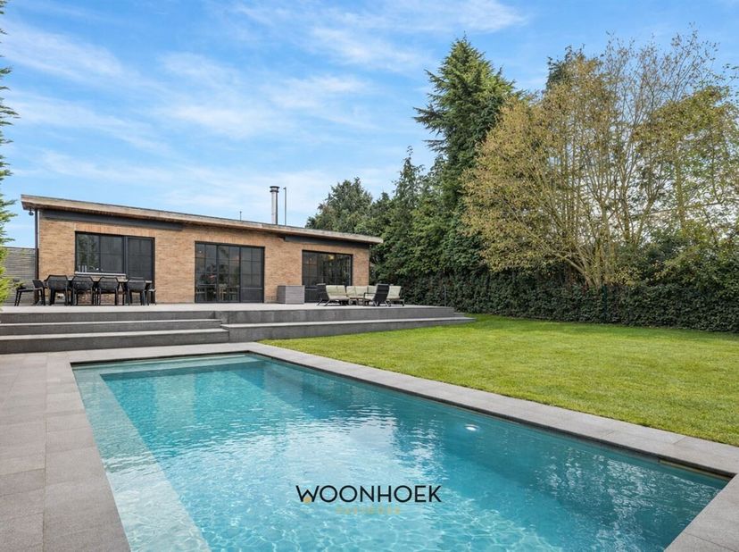 Cette luxueuse villa vous accueille dans une harmonie de lumière, d'espace et de tranquillité. Stratégiquement située à deux pas de l'E17 Gand/Anvers,