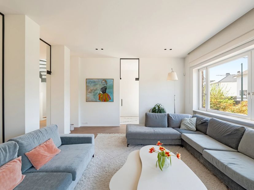 Fort Jaco, à proximité immédiate des commerces, écoles et transports, cette superbe villa moderniste de ± 310 m² bruts séduira par son architecture, s