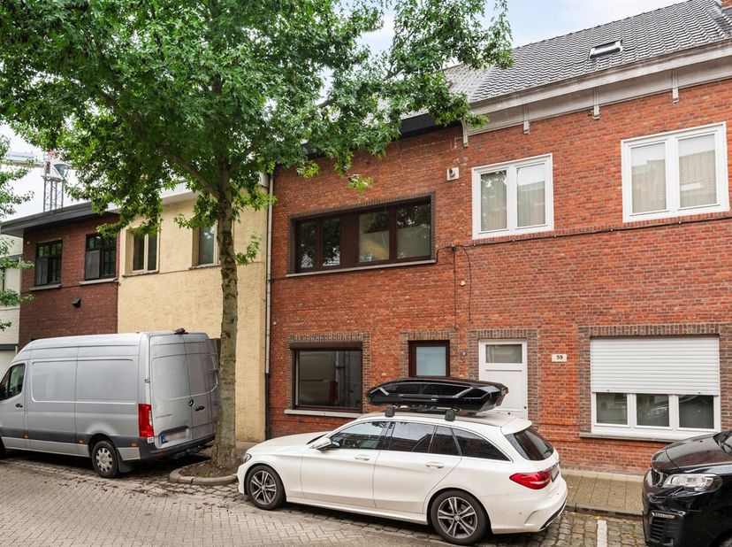 Gezinswoning met 4 slaapkamers en stadstuin<br />
Deze op te frissen gezinswoning met 4 slaapkamers is gelegen in Turnhout. De woning beschikt over ee