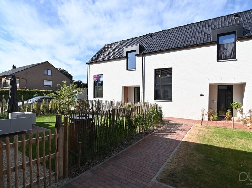 Achter de charmante vakwerkwoning aan Veerstraat 60B schuilt deze knappe, energiezuinige nieuwbouwwoning die hedendaags wooncomfort moeiteloos combine