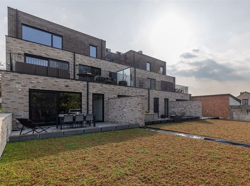 In een rustige, verkeersluwe straat op wandelafstand van het centrum van Scherpenheuvel bevindt zich dit ruim gelijkvloers appartement met één slaapka