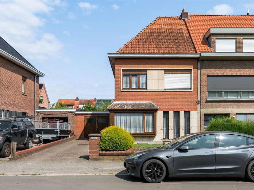 Karaktervolle woning voorzien van 3 slaapkamers op een perceel van 289m² op toplocatie te Mortsel biedt tal van mogelijkheden! <br />
Ligging: Gelegen