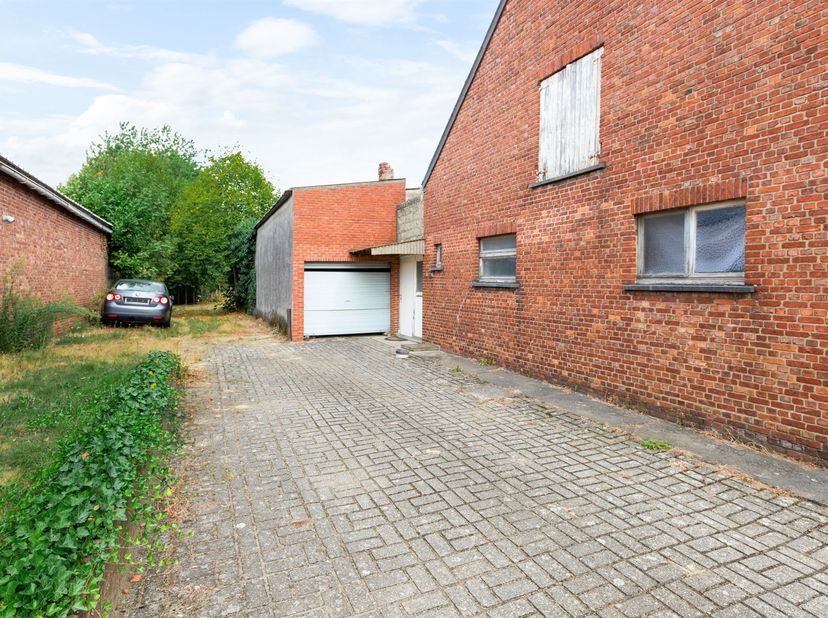 Deze te renoveren 4-gevelwoning biedt heel wat mogelijkheden voor wie op zoek is naar een woning met ruimte, een garage en een uitzonderlijk grote tui