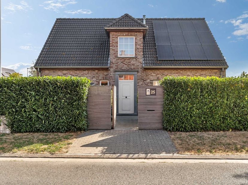 In dit stukje gegeerd Petegem-aan-de-Leie bevindt zich deze lichtrijke, instapklare gezinswoning op een perceel van 574 m².<br />
<br />
Dankzij de na