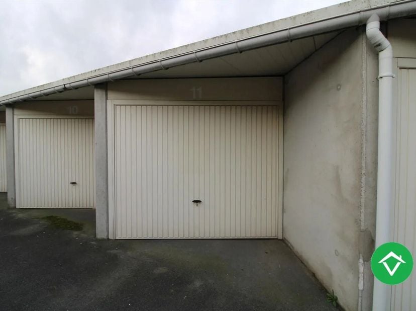 Deze afgesloten garagebox (nr.1) in centrum Koekelare is gelegen vlak naast De Kroon.<br />
Garage dient enkel gebruikt te worden als parkeerplaats va