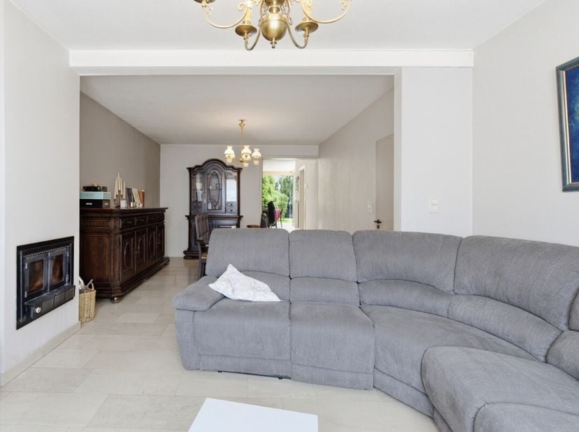 In Oostduinkerke dorp vinden we deze stevige woning met drie slaapkamers terug. Indeling: Inkom, grote leefruimte/living met open haard, keuken met on