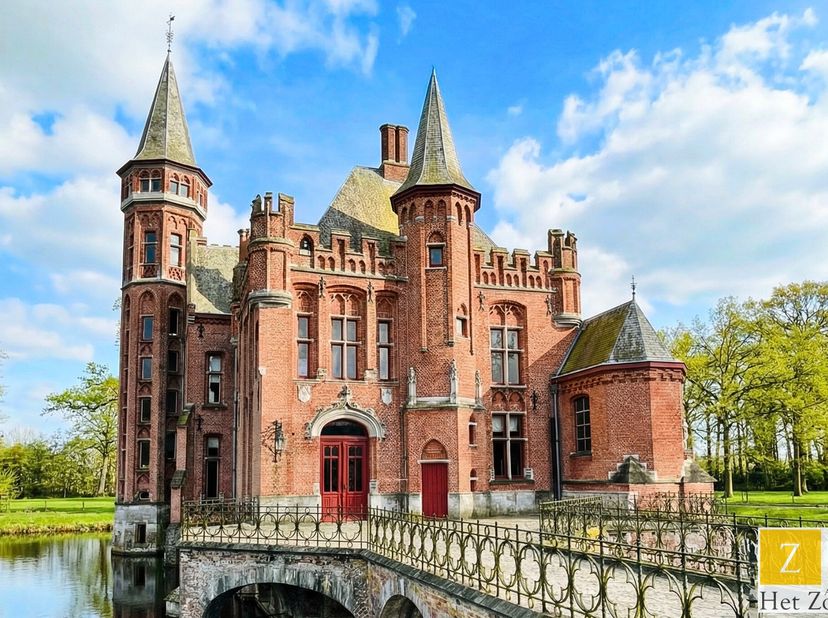 Op slechts enkele minuten van het historische centrum van Brugge bevindt zich het indrukwekkende Kasteel Ten Berghe, een uitzonderlijk domein in een g