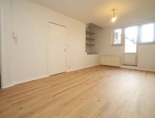                                         Appartement à louer à Ixelles, € 900
