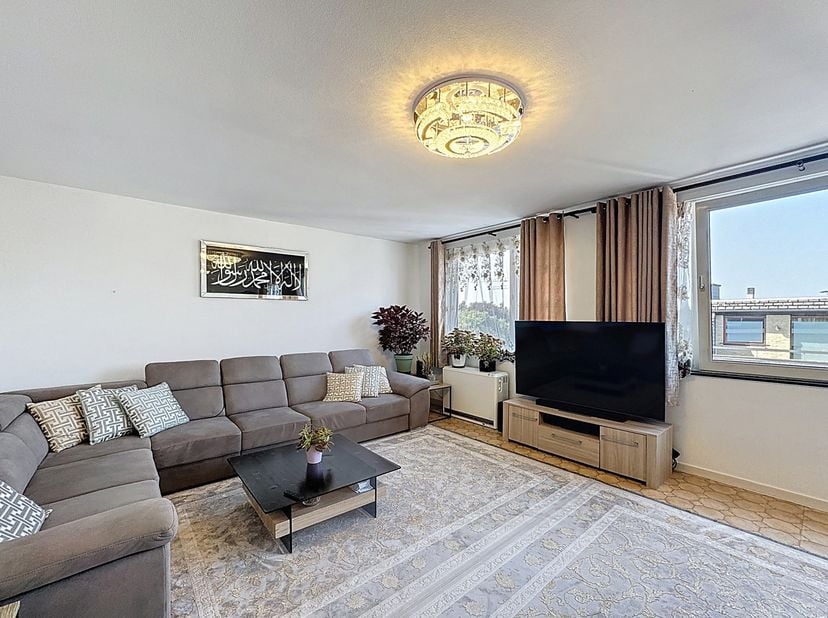 In het hart van Ciney, op de 5e verdieping van een residentie met lift, bieden wij u een ruim en lichtrijk appartement aan van ongeveer 95 m². Het goe