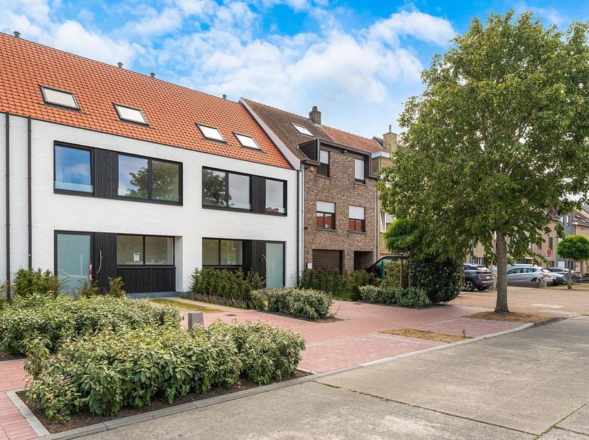 Op een uitstekende ligging, vlak bij het park en op wandelafstand van de zeedijk, bevindt zich deze kwalitatieve en bijna energieneutrale nieuwbouwwon