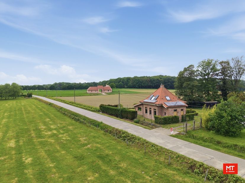 Op een landelijke locatie, vlakbij belangrijke verbindingswegen (Menenstraat) en de A19 Ieper-Kortrijk, bevindt zich deze verder af te werken alleenst