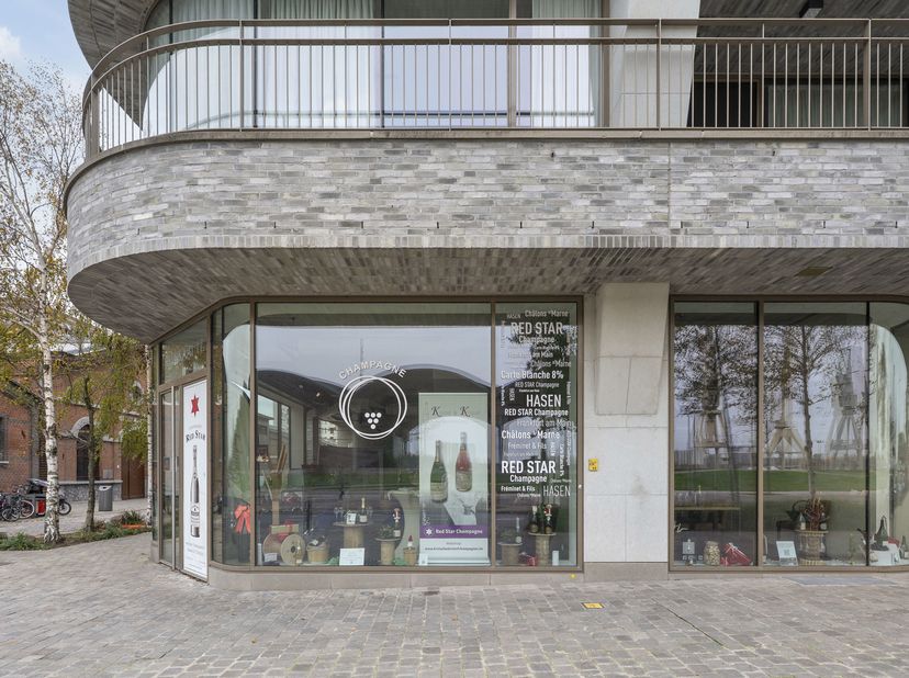 Cet espace commercial est situé sur le quartier animé de l'Eilandje, à côté du musée Red Star Line.<br />
Espace commercial d'environ 213 m² situé dan