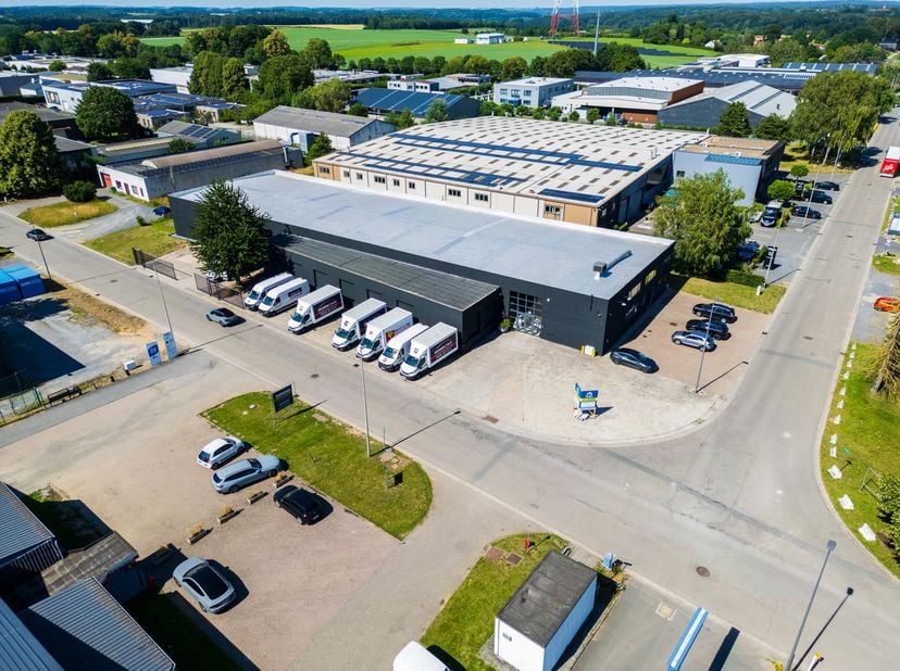 MIXTE LOGISTIQUE &amp;amp; ADMINISTRATIF DANS UN HUB ÉCONOMIQUE MAJEUR<br />
--&amp;gt; Entrepôt : 1600 m² + 300 m² mezzanine<br />
--&amp;gt; Bureaux : 250 m²<br