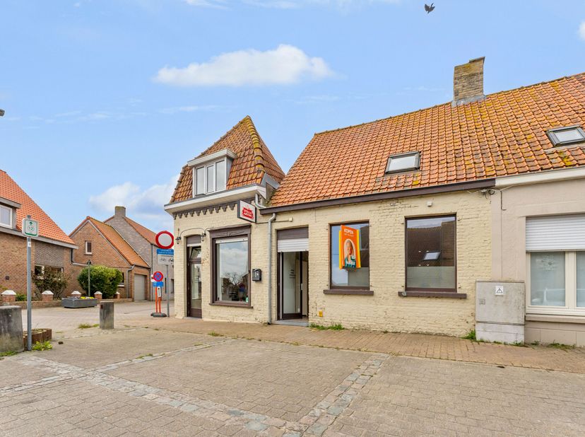 Horecapand met woonst en tal van mogelijkheden<br />
Bent u op zoek naar een horecapand met extra ruimte en potentieel?<br />
Dit charmante café biedt