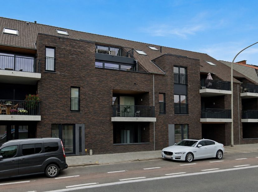 Appartement moderne aux portes dYpres. Cet appartement spacieux situé à Ypres combine confort de vie et accessibilité à proximité de la ville. Le séjo