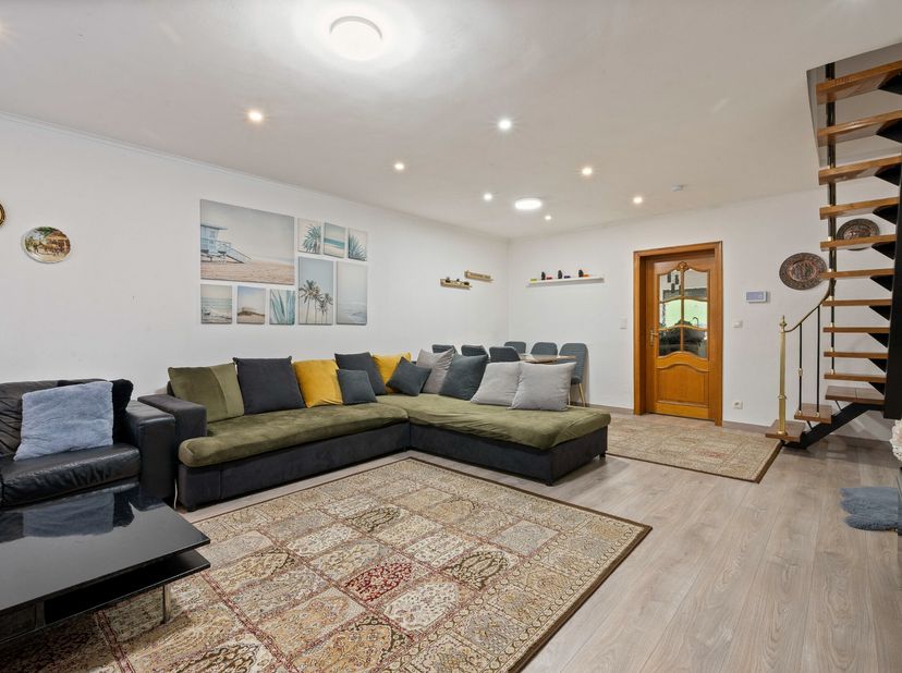 Cette maison mitoyenne (avec vue sur une construction semi-ouverte) a été entièrement rénovée en 2019 par les anciens propriétaires et est prête à êtr