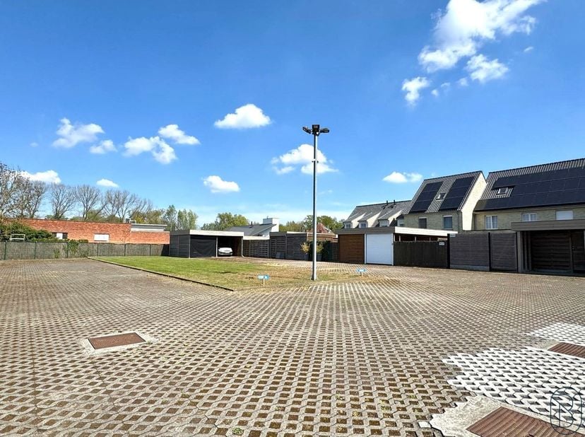 BOVENGRONDSE AUTOSTAANPLAATS, gelegen op een rustige en veilige locatie te INGELMUNSTER! Info: info@immobeguin.be