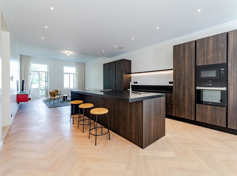 Ideaal gelegen aan de Louizalaan, op de 2e verdieping van een elegant herenhuis met lift, prachtig gemeubileerd appartement van ± 164 m² (opgegeven op