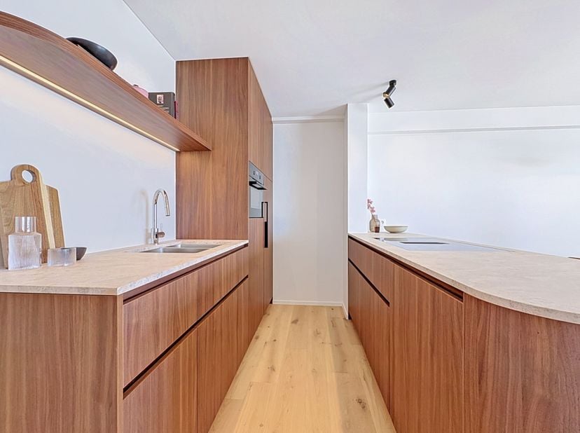 Smaakvol gerenoveerd appartement met zeezicht, gelegen op de tweede verdieping van een kleinschalige residentie. Op enkele minuten van het centrum van