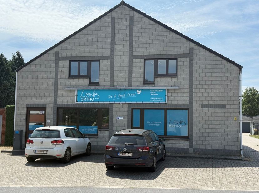 Veelzijdig commercieel pand van 422 m² en werkhuis van 200 m² met 7 parkeerplaatsen.<br />
Bent u op zoek naar een ruim en praktisch commercieel pand