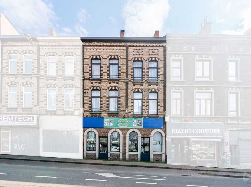 Opportunité d'Investissement : Immeuble de Rapport à vendre à Charleroi<br />
Idéalement situé à la la Rue du Grand Central à 6000 Charleroi, cet imme